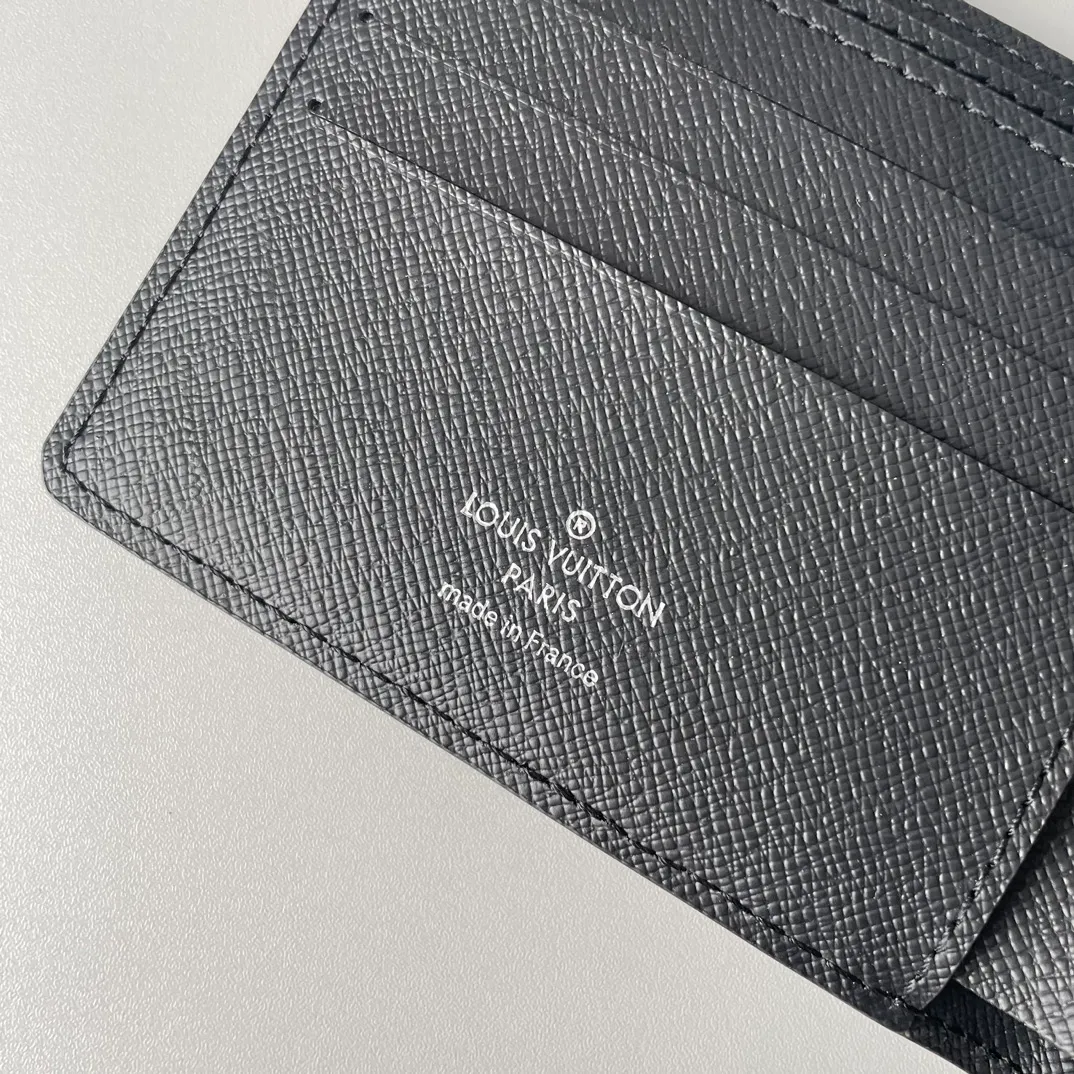 P280🇫🇷Exclusive real shot of overseas original single M60662! Fine, soft leather is the ideal material for a wallet. This wallet is compact yet has multiple pockets and card slots, making it very practical and can easily fit into any pocket. Size: 11.5X9cm