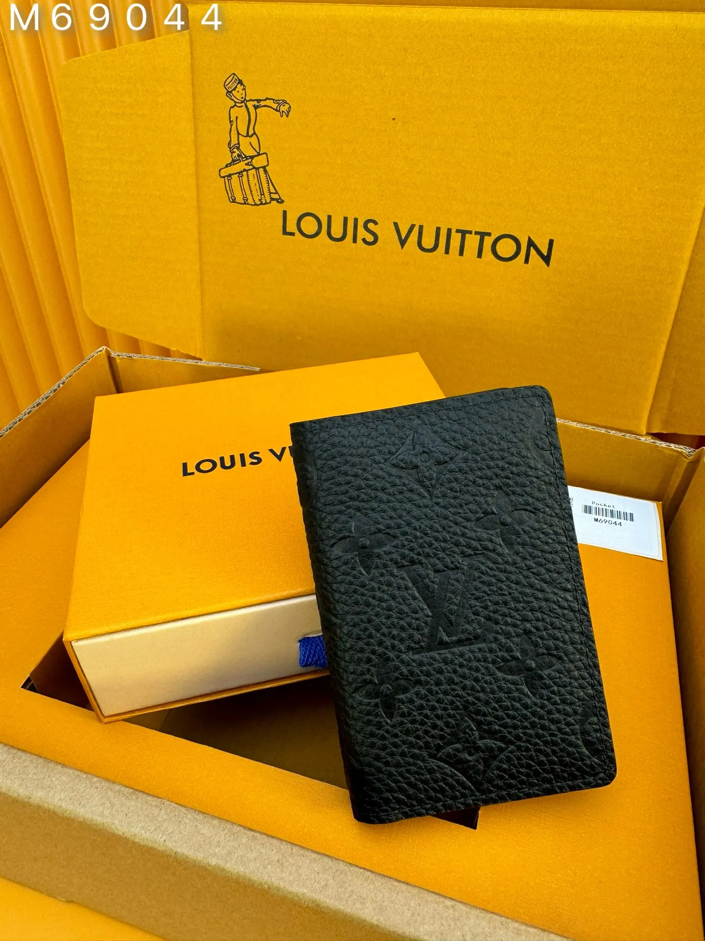 M69044 "Special Class Duty Free" ♻️[First-class material·All-steel hardware·French chips·Full set of packaging] This pocket wallet is made of Taurillon leather embossed with the classic Monogram pattern. It is compact in size but has ample capacity, and contains functional designs such as pockets and card slots. 7.5x11.1x1cm 💰480