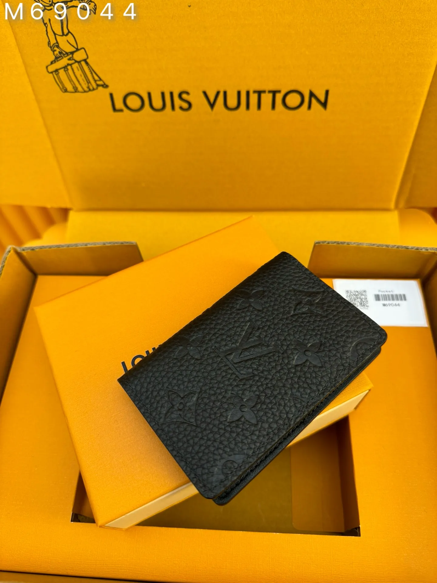 M69044 "Special Class Duty Free" ♻️[First-class material·All-steel hardware·French chips·Full set of packaging] This pocket wallet is made of Taurillon leather embossed with the classic Monogram pattern. It is compact in size but has ample capacity, and contains functional designs such as pockets and card slots. 7.5x11.1x1cm 💰480