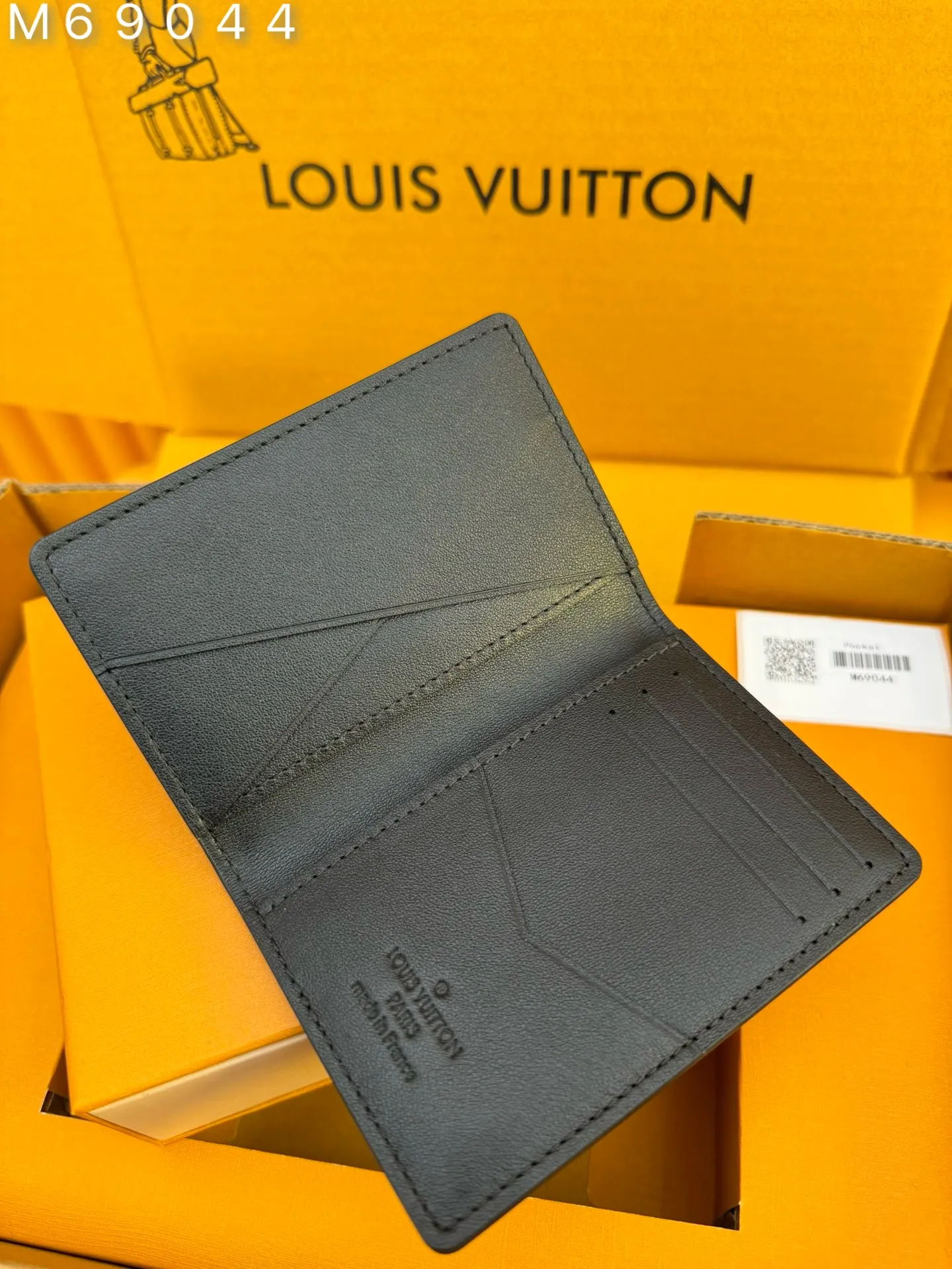 M69044 "Special Class Duty Free" ♻️[First-class material·All-steel hardware·French chips·Full set of packaging] This pocket wallet is made of Taurillon leather embossed with the classic Monogram pattern. It is compact in size but has ample capacity, and contains functional designs such as pockets and card slots. 7.5x11.1x1cm 💰480