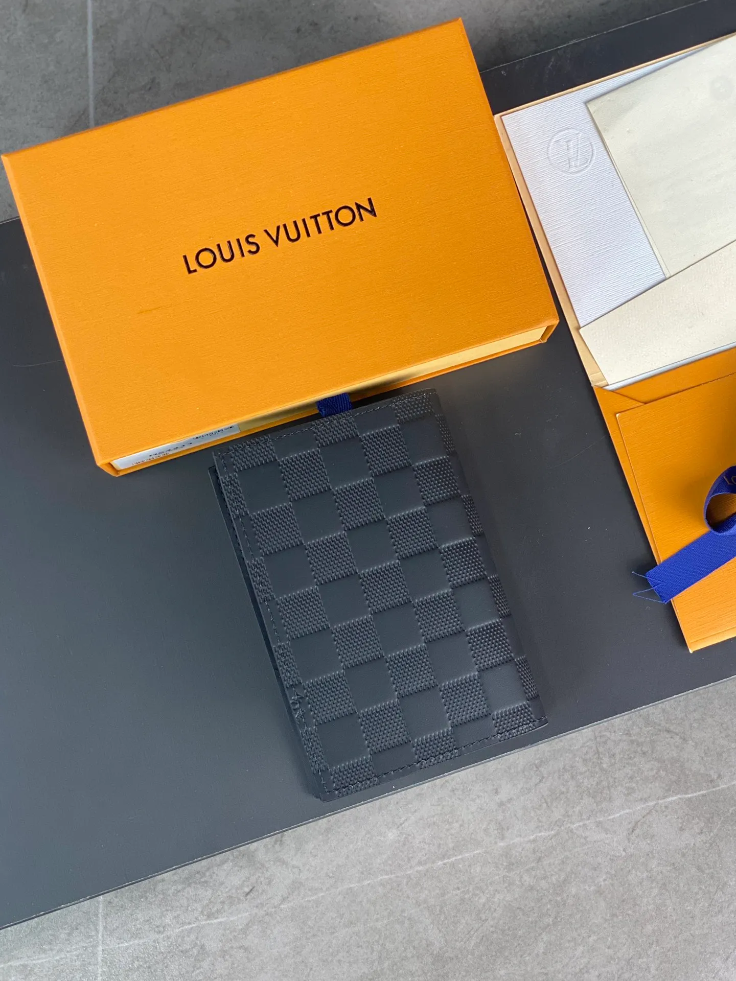 M64411 Pressure! Passport holder! The perfect companion for traveling in style. Lined with luxurious grained calfskin and featuring a multi-compartment interior, this is a classic travel accessory. The image of a giraffe carrying a gorgeous Louis Vuitton handbag and making a shopping spree transforms this elegant passport holder into the embodiment of cuteness. Dimensions 10.0 x 14.0 x 2.5 cm. 💰380