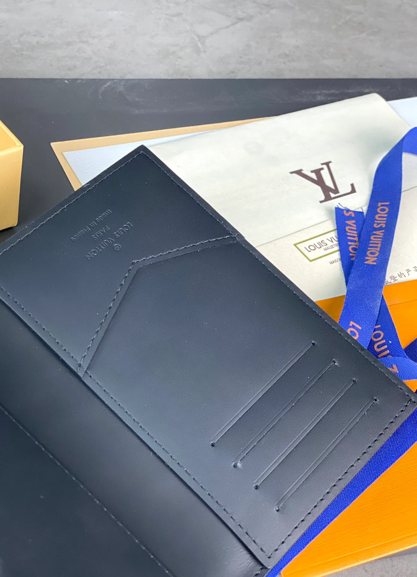 M64411 Pressure! Passport holder! The perfect companion for traveling in style. Lined with luxurious grained calfskin and featuring a multi-compartment interior, this is a classic travel accessory. The image of a giraffe carrying a gorgeous Louis Vuitton handbag and making a shopping spree transforms this elegant passport holder into the embodiment of cuteness. Dimensions 10.0 x 14.0 x 2.5 cm. 💰380