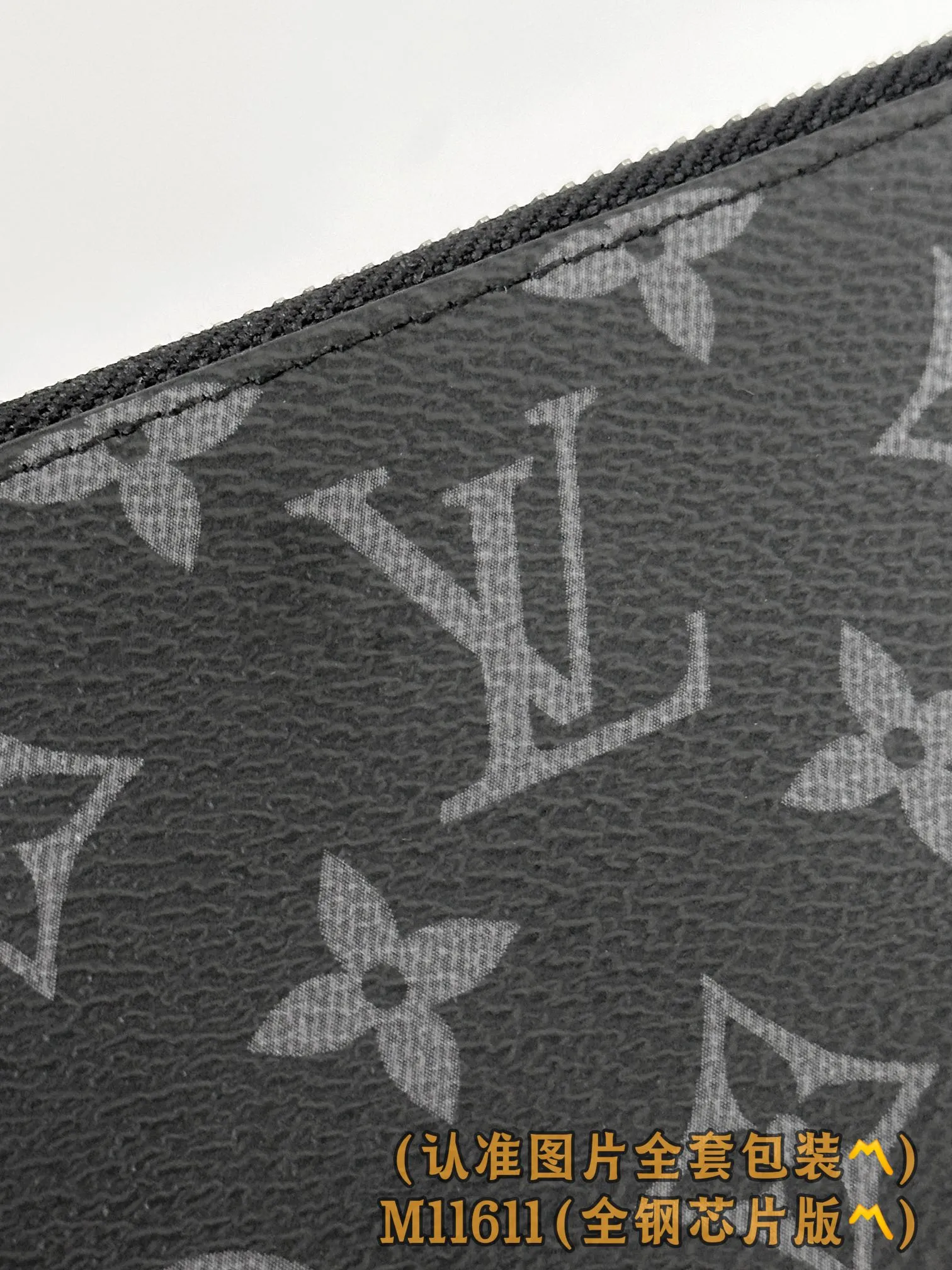 M11611 Black Flower (〽️A Grade All Steel〽️) personalized customized version! 163 transcoding chip, ZIPPY HORIZONTAL wallet! This Zippy Horizontal wallet is made of Monogram Eclipse canvas with bright metal parts, recreating the classic Zippy Vertical wallet in a horizontal configuration. A wraparound zipper opens the main compartment, and a central zipper pocket, card slots on both sides, and receipt compartments add to the functionality.  10 x 2.5 x 21 cm (height x width x length). 💰720