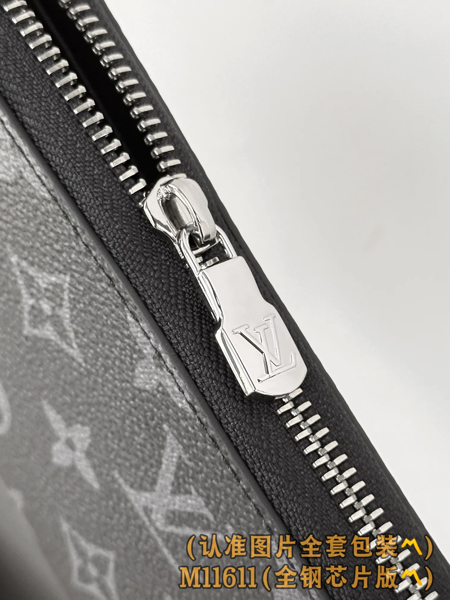 M11611 Black Flower (〽️A Grade All Steel〽️) personalized customized version! 163 transcoding chip, ZIPPY HORIZONTAL wallet! This Zippy Horizontal wallet is made of Monogram Eclipse canvas with bright metal parts, recreating the classic Zippy Vertical wallet in a horizontal configuration. A wraparound zipper opens the main compartment, and a central zipper pocket, card slots on both sides, and receipt compartments add to the functionality.  10 x 2.5 x 21 cm (height x width x length). 💰720