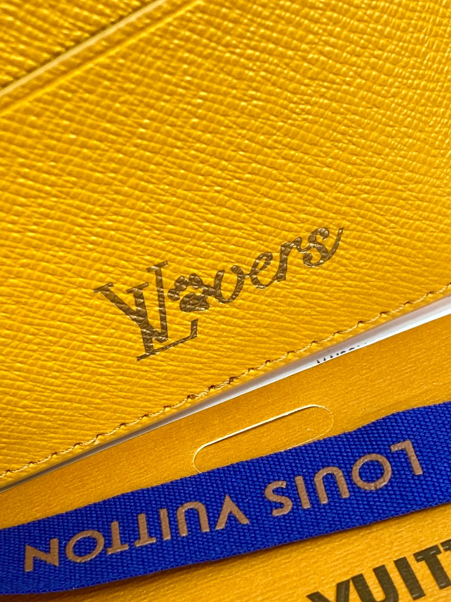 M12656 Yellow! BRAZZA Wallet, this Brazza Wallet is made of Monogram Heritage canvas, witnessing Pharrell Williams' new interpretation of the iconic Monogram pattern. Criss-crossing textures and the Marque L.Vuitton Déposée logo reflect classic elements of the original Damier print, while multiple card slots and compartments complete the long design without sacrificing functional details.  19 x 2 x 10 cm (height x width x length). 💰380