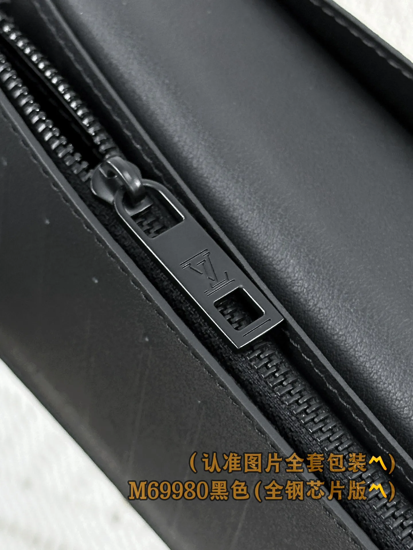 M69980 black (〽️A-grade all-steel version〽️) personalized customization, transcoding chip! Brazza Wallet The brand's iconic Brazza long wallet is made of grained cowhide and embellished with silver hardware, creating an elegant and masculine look. Equipped with sixteen business card compartments, a large zippered compartment for storing change and multiple pockets, the wallet is both functional and beautiful. This Brazza wallet from the LV Aerogram series is also decorated with the LV Initials logo in the same tone, perfectly highlighting the brand style.  10 x 19 x 2 cm (length x height x width). Premium 360