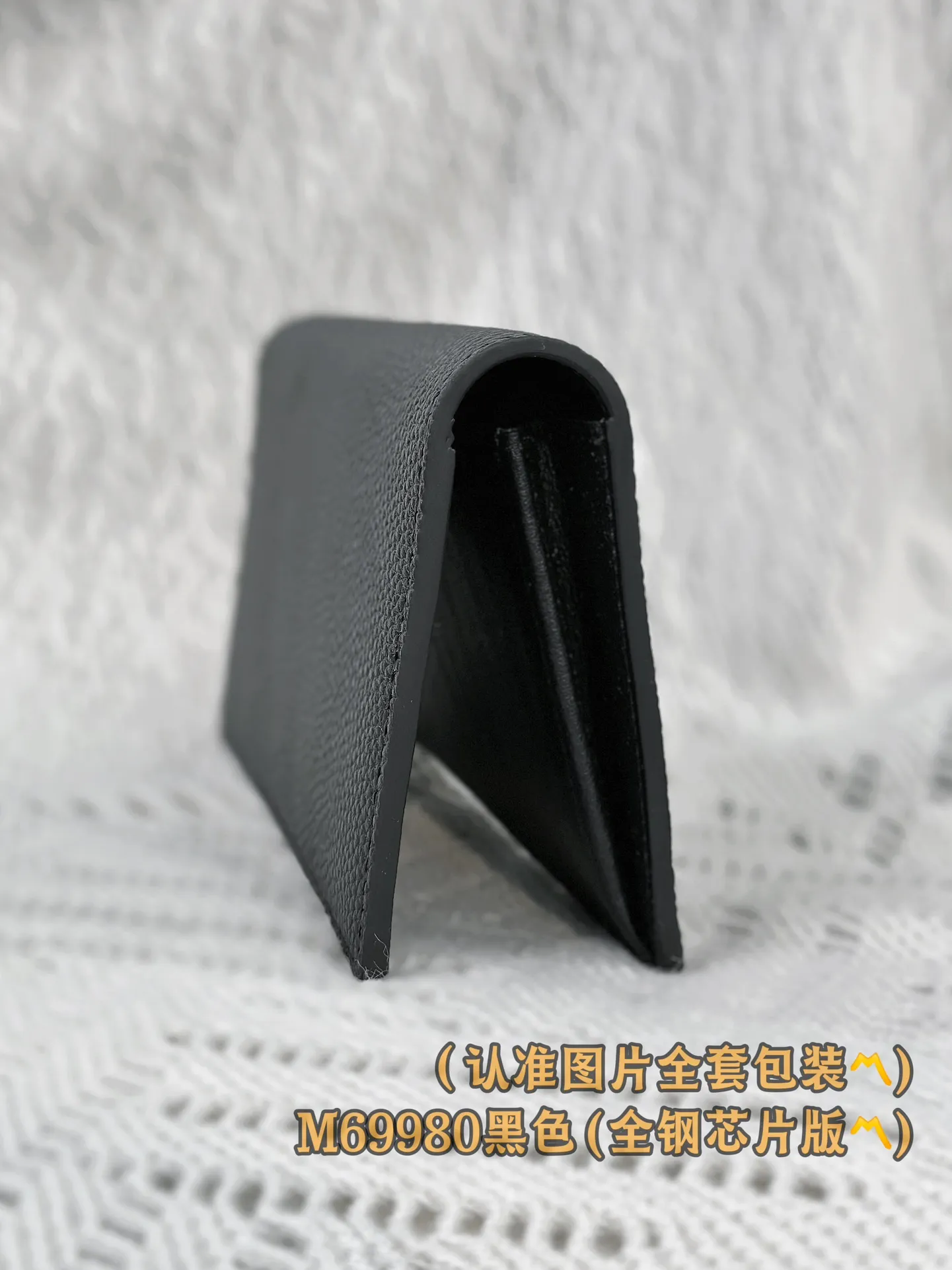 M69980 black (〽️A-grade all-steel version〽️) personalized customization, transcoding chip! Brazza Wallet The brand's iconic Brazza long wallet is made of grained cowhide and embellished with silver hardware, creating an elegant and masculine look. Equipped with sixteen business card compartments, a large zippered compartment for storing change and multiple pockets, the wallet is both functional and beautiful. This Brazza wallet from the LV Aerogram series is also decorated with the LV Initials logo in the same tone, perfectly highlighting the brand style.  10 x 19 x 2 cm (length x height x width). Premium 360