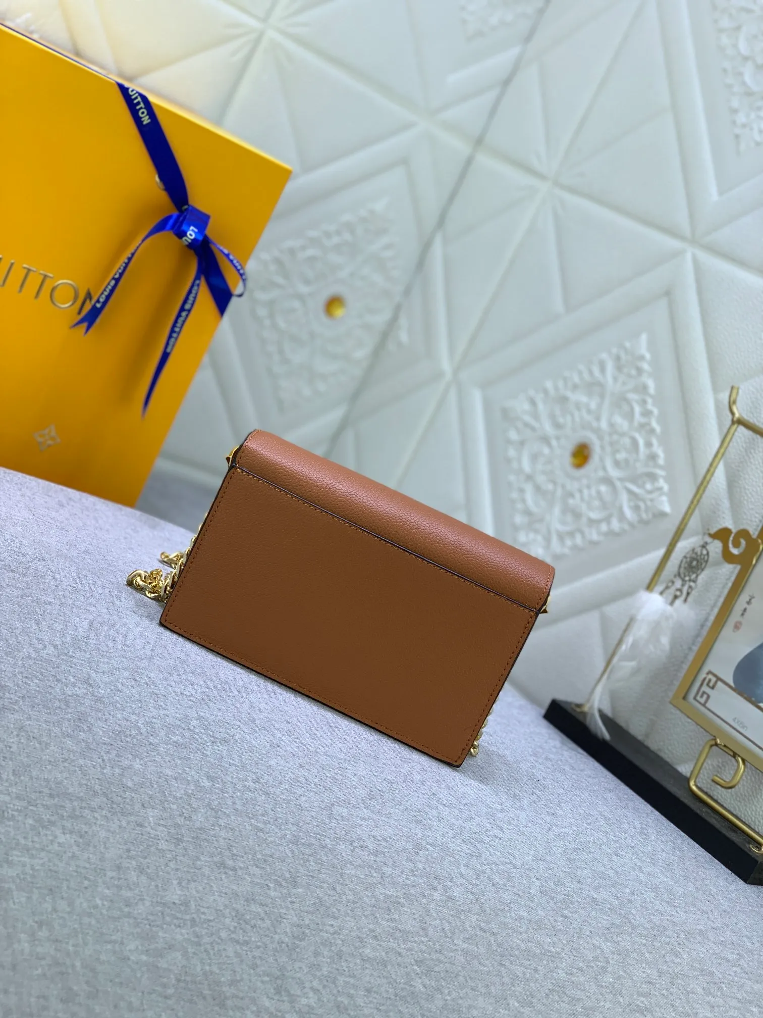 All Categories Official Website "Brand Women's Bags" Women's Bags 💙 LV This Mylockme Pochette chain bag is made of soft cow leather and continues the core elements of the Lockme series with an envelope-style flap, front pocket and LV letter hook. The trendy construction is suitable for storing mobile phones and other essentials, and the long chain allows for shoulder or cross-body wear. Detailed