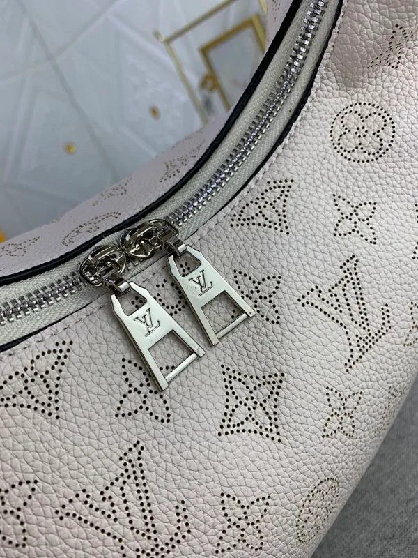 All categories Official website "Brand Women's Bags" Women's Bags 💙 LV Why Knot small handbag is made of Louis Vuitton's iconic Monogram engraved and perforated cow leather, combined with a knot-shaped handle, exuding a gentle style and modern atmosphere. Functional design holds everyday essentials such as a cell phone, wallet, keys, and sunglasses, and the removable woven leather chain allows for easy shoulder wear.