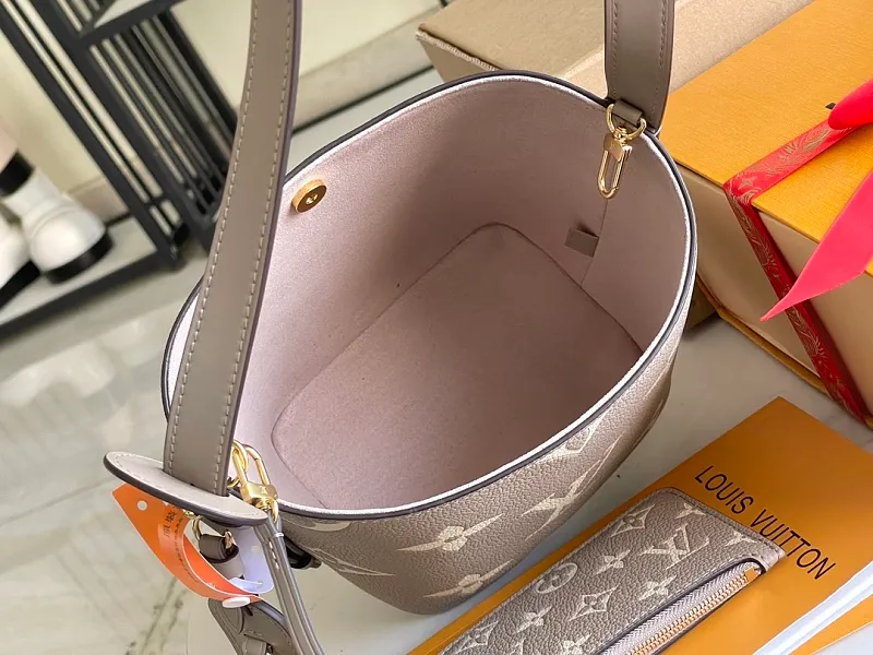 All Categories 💚 Authentic Grade Bags 💚 LV 2026 New LV Top Replica Crossbody Shoulder Bag