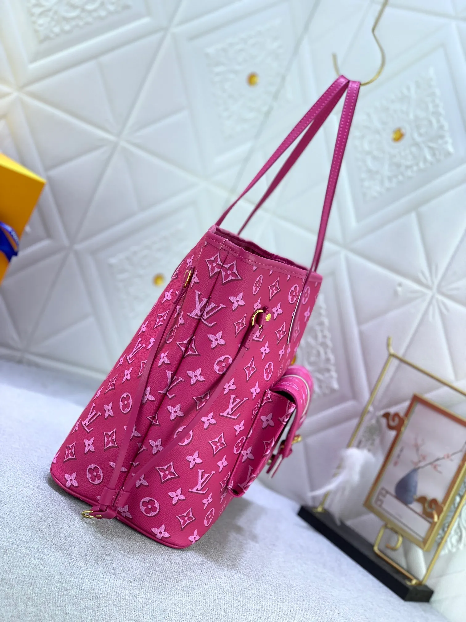 All Categories Official Website "Brand Women's Bags" Women's Bags 💙 LV upgraded original version [NEVERFULL Medium Handbag] (new silk screen shopping bag) The classic lines of the Never full MM handbag are made of colorful Monogram canvas and external front pockets, giving it a retro feel. Gold hardware - including pocket buckles - and leather