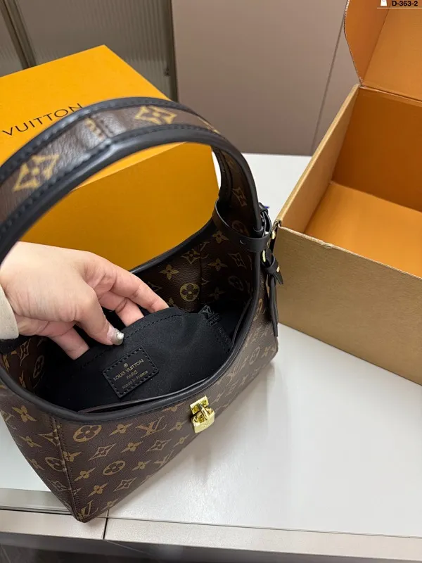All categories Official website "Brand Women's Bags" Women's Bags 💙 LV 2025 new LV armpit bag