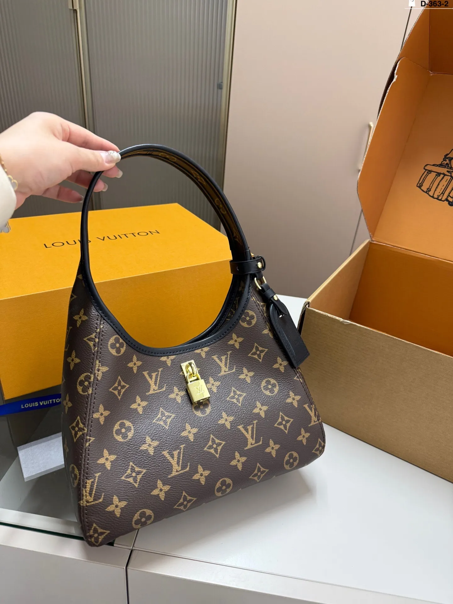 All categories Official website "Brand Women's Bags" Women's Bags 💙 LV 2025 new LV armpit bag