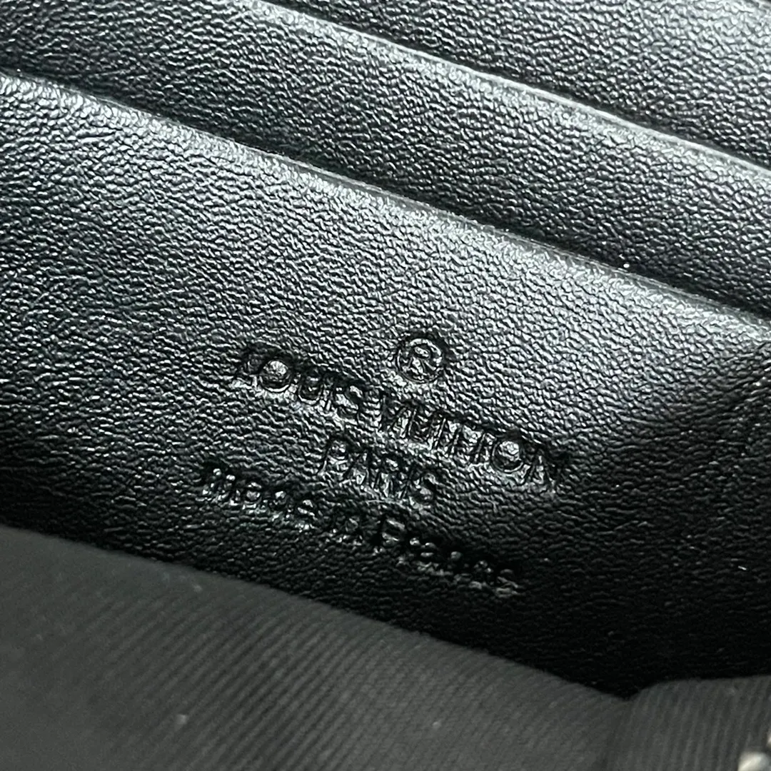 All categories Official website "Brand Women's Bags" Women's Bags 💙 LV Christopher mini handbag is made of iconic Monogram Macassar material and matte metal parts, with adjustable shoulder straps, and a dynamic atmosphere bursts out. It also features spacious compartments and front pockets, providing a modern way to carry your daily essentials. Dimensions: 15.0 x