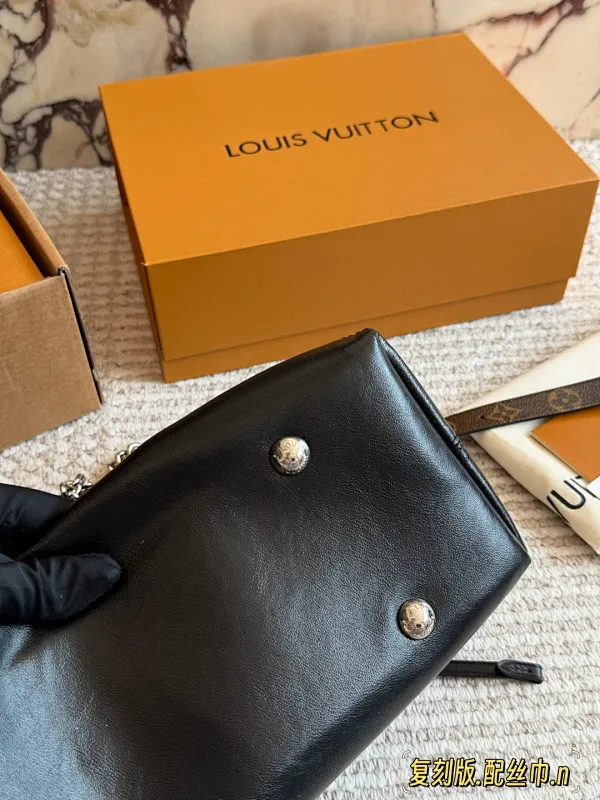 All Categories Official Website "Brand Women's Bags" Women's Bags 💙 LV 2026 New LV Sheepskin Crossbody Bag