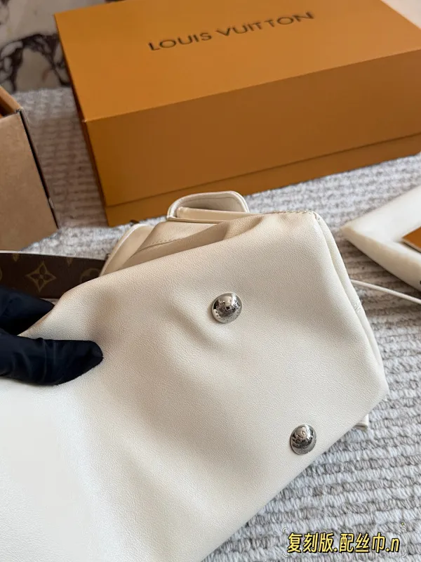All Categories Official Website "Brand Women's Bags" Women's Bags 💙 LV 2026 New LV Sheepskin Crossbody Bag