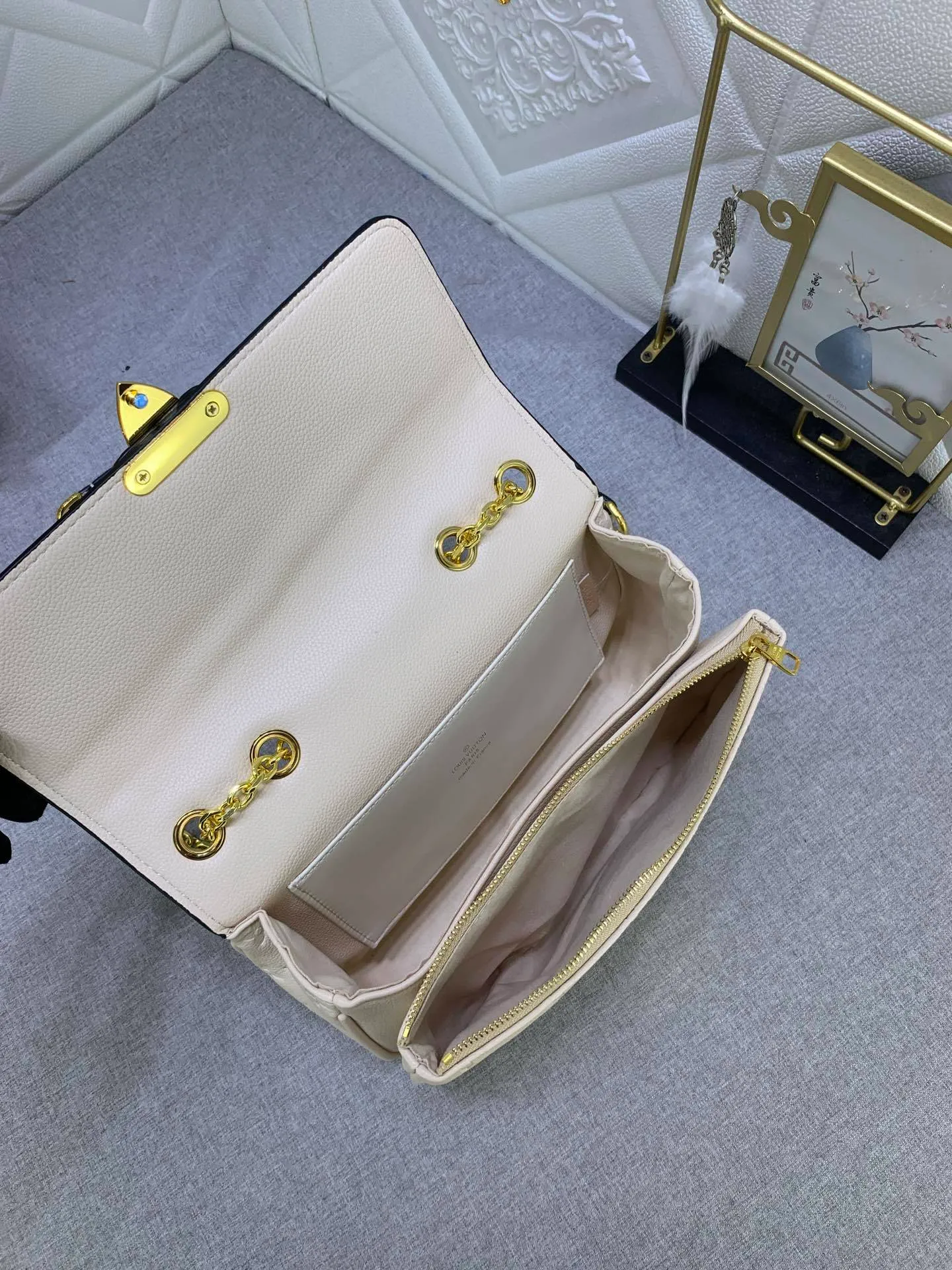 All Categories Official Website "Brand Women's Bags" Women's Bags 💙 LV Upgraded Original This Marceau chain bag is made of Monogram Empreinte embossed leather, with a plain leather flap and soft leather lining. Signature S-lock clasp and chain add to the elegance, and there's room for a large wallet and iPhone