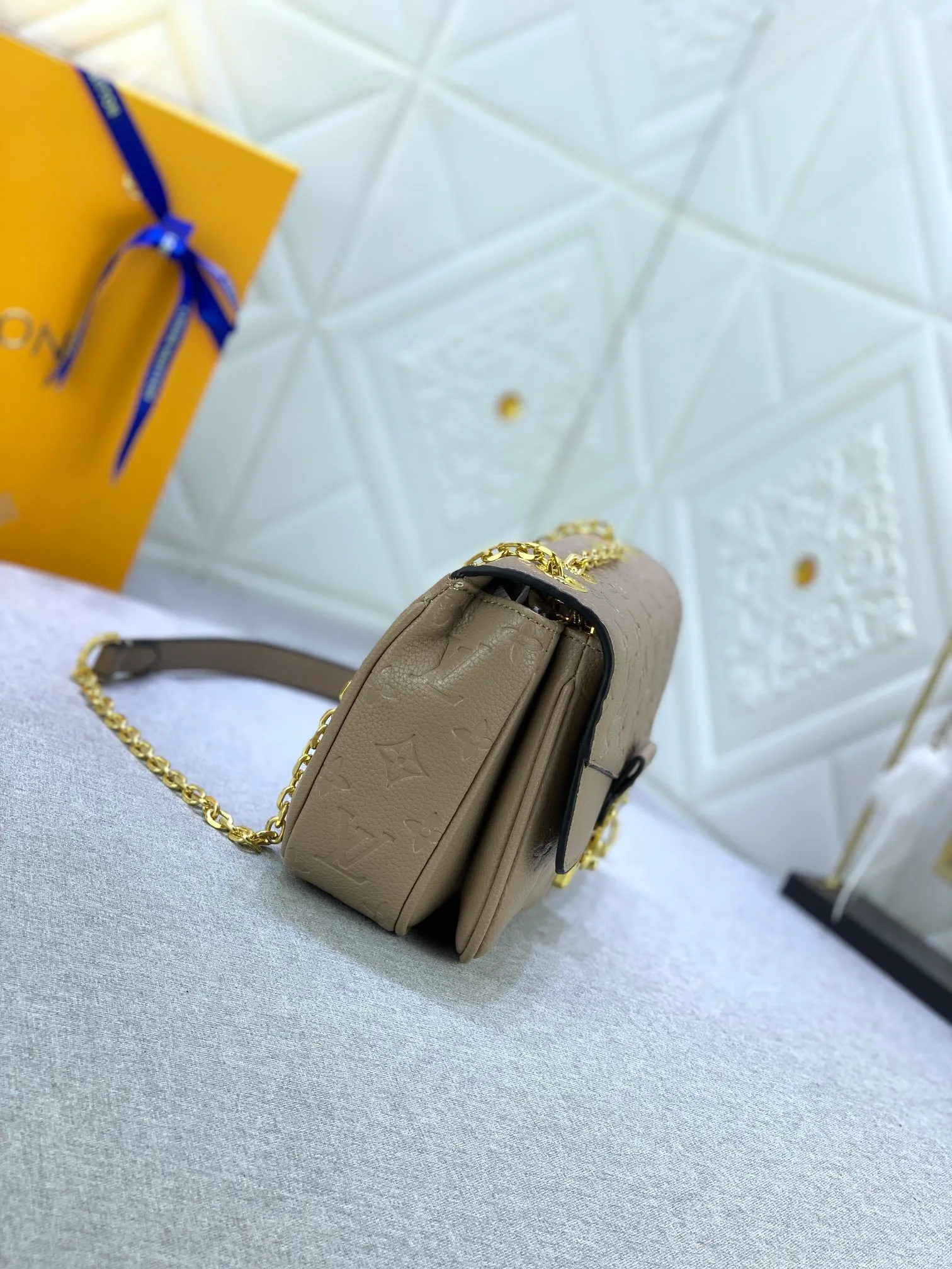 All Categories Official Website "Brand Women's Bags" Women's Bags 💙 LV Upgraded Original This Marceau chain bag is made of Monogram Empreinte embossed leather, with a plain leather flap and soft leather lining. Signature S-lock clasp and chain add to the elegance, and there's room for a large wallet and iPhone