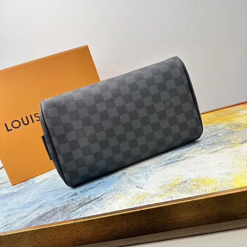 All categories Official website "Brand Women's Bags" Women's Bags 💙 LV 2025 new LV toiletry bag