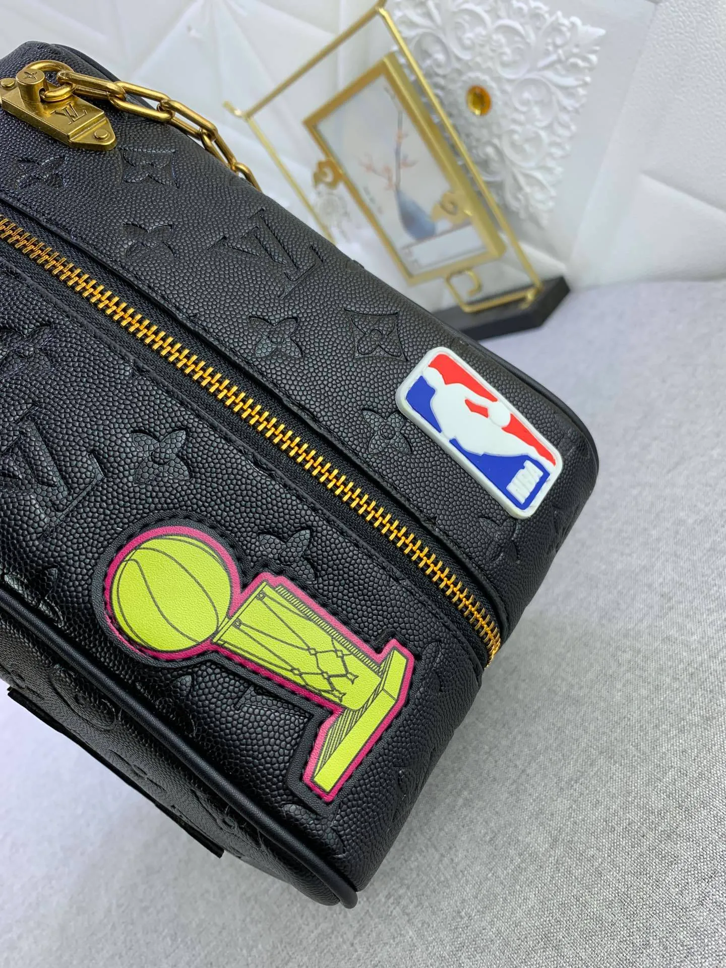 All Categories Official Website "Brand Women's Bags" Women's Bags 💙 LV Dopp Kit Toilet Bag is made of Monogram embossed Taurillon leather, and the full leather embossed NBA Toilet Bag Clutch Box Bag is embellished with a large LV basketball logo and a classic NBA logo patch, witnessing the joint creativity of Louis Vuitton and the NBA.