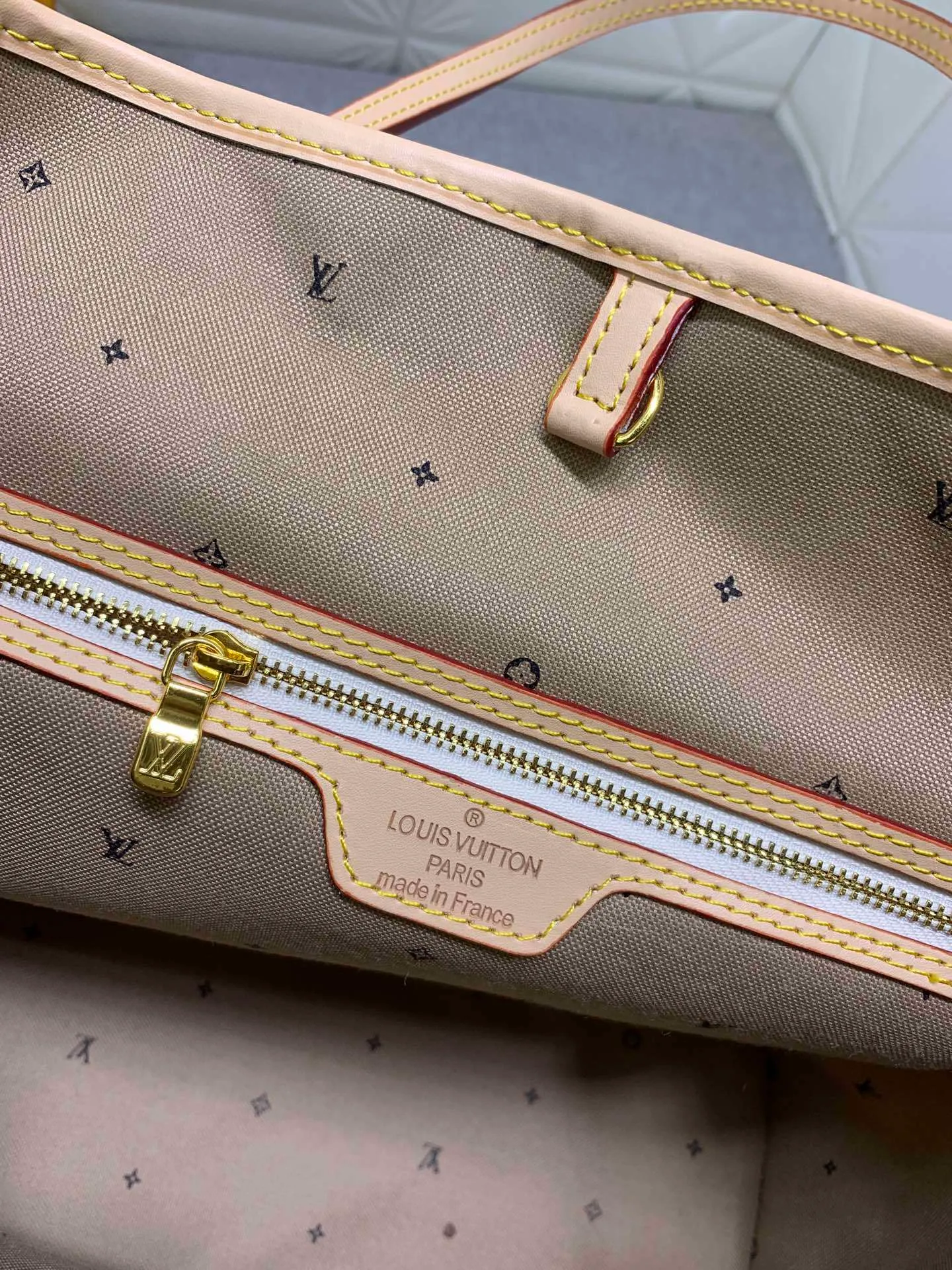 All Categories Official Website "Brand Women's Bags" Women's Bags 💙 LV upgraded original version [NEVERFULL Medium Handbag] (new silk screen shopping bag) The classic lines of the Never full MM handbag are made of colorful Monogram canvas and external front pockets, giving it a retro feel. Gold hardware - including pocket buckles - and leather