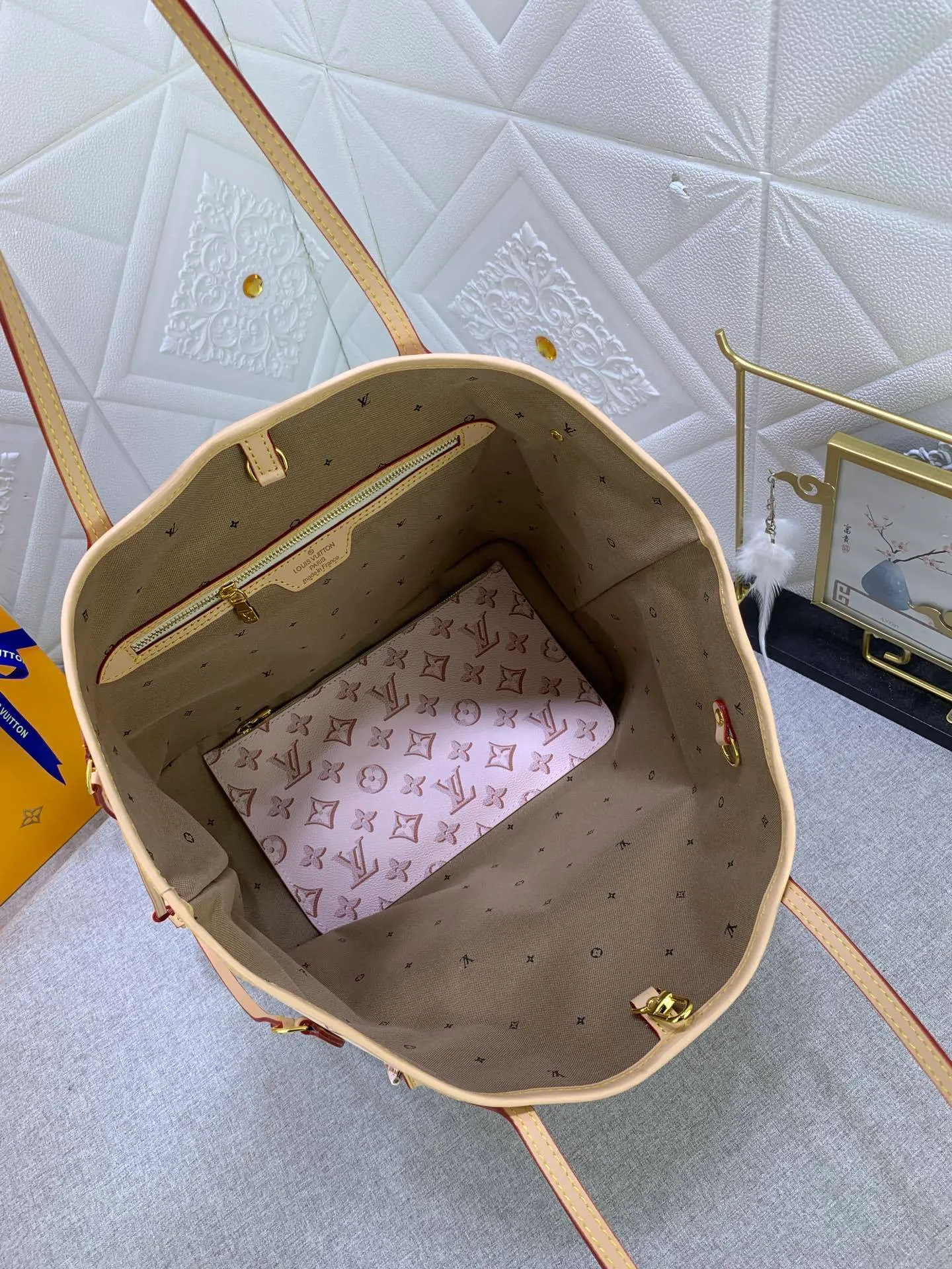All Categories Official Website "Brand Women's Bags" Women's Bags 💙 LV upgraded original version [NEVERFULL Medium Handbag] (new silk screen shopping bag) The classic lines of the Never full MM handbag are made of colorful Monogram canvas and external front pockets, giving it a retro feel. Gold hardware - including pocket buckles - and leather