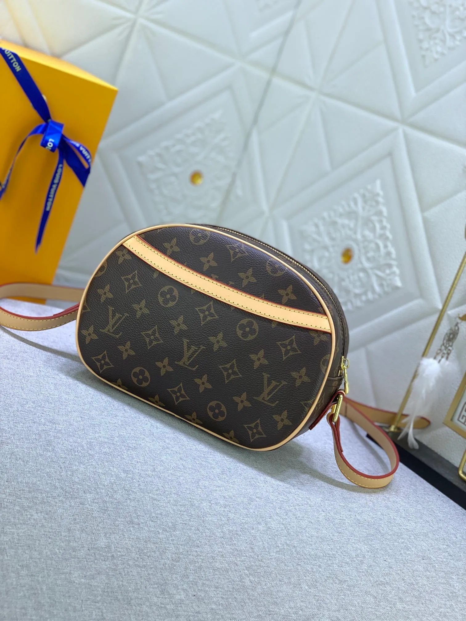 All Categories Official Website "Brand Women's Bags" Women's Bags 💙 LV Upgraded Original Vintage Second-hand Series Satchel Bags The round and cute second-hand style is here again. Commonly known as apple bags, steamed bun bags, horseshoe bags, the streamlined bag body is soft and you will like it. It is still the classic Monogram presbyopic series, very! Real leather lining that can be packed very well. The capacity is great and the size is great.