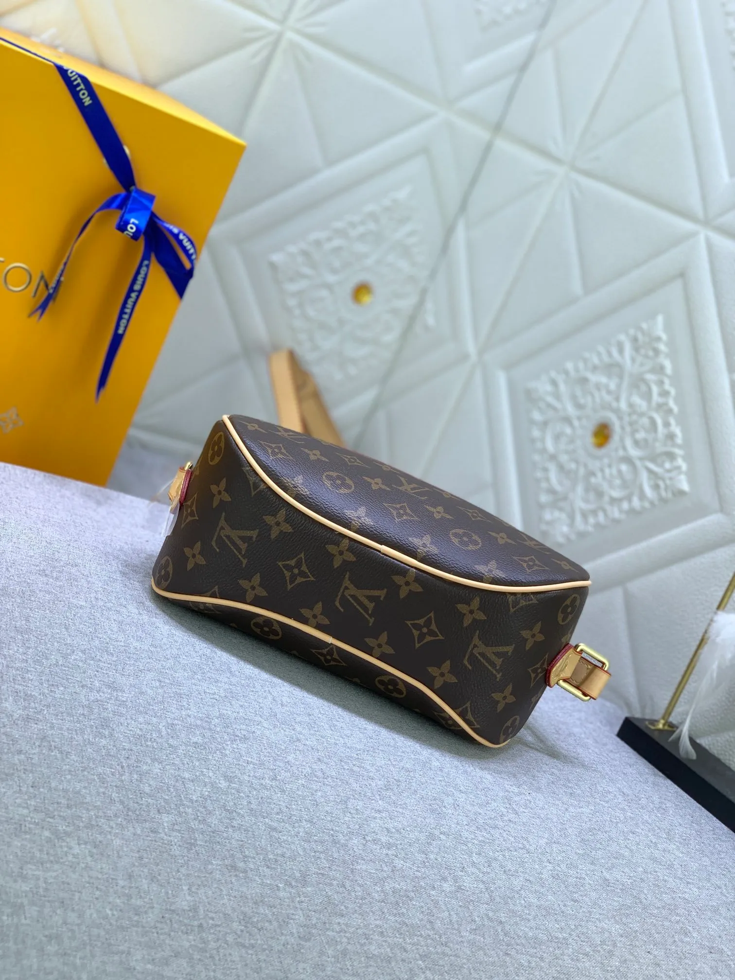All Categories Official Website "Brand Women's Bags" Women's Bags 💙 LV Upgraded Original Vintage Second-hand Series Satchel Bags The round and cute second-hand style is here again. Commonly known as apple bags, steamed bun bags, horseshoe bags, the streamlined bag body is soft and you will like it. It is still the classic Monogram presbyopic series, very! Real leather lining that can be packed very well. The capacity is great and the size is great.