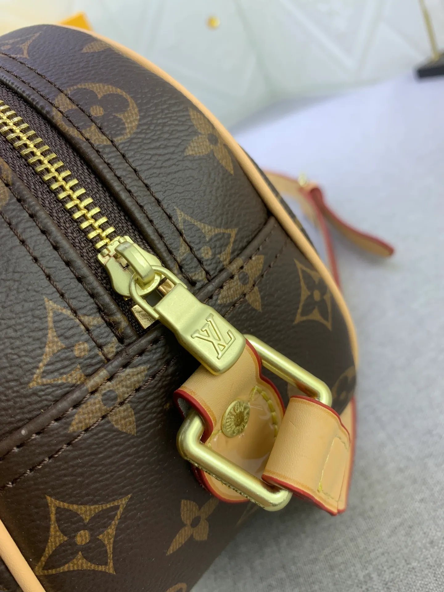 All Categories Official Website "Brand Women's Bags" Women's Bags 💙 LV Upgraded Original Vintage Second-hand Series Satchel Bags The round and cute second-hand style is here again. Commonly known as apple bags, steamed bun bags, horseshoe bags, the streamlined bag body is soft and you will like it. It is still the classic Monogram presbyopic series, very! Real leather lining that can be packed very well. The capacity is great and the size is great.