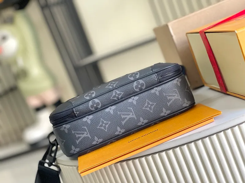 All Categories 💚 Authentic Grade Bags 💚 LV 2026 New LV Top Replica Crossbody Shoulder Bag