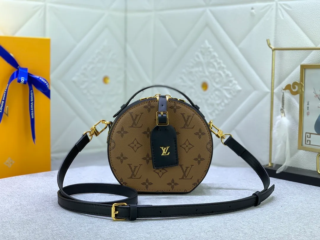 All Categories Official Website "Brand Women's Bags" Women's Bags 💙 LV upgraded original large size [Mini Boite Chapeaux Handbag] Round cake bag, a perfect replacement for hard round cakes, and more delicate than soft round cakes. This new round cake is particularly beautiful, and can also be used as a waist bag. It is super beautiful. Size: 17×15×7.5