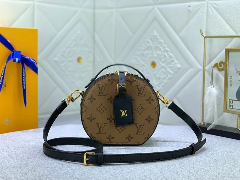 All Categories Official Website "Brand Women's Bags" Women's Bags 💙 LV upgraded original large size [Mini Boite Chapeaux Handbag] Round cake bag, a perfect replacement for hard round cakes, and more delicate than soft round cakes. This new round cake is particularly beautiful, and can also be used as a waist bag. It is super beautiful. Size: 17×15×7.5