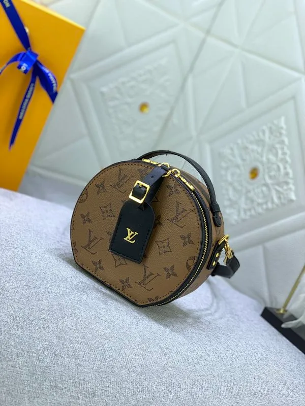 All Categories Official Website "Brand Women's Bags" Women's Bags 💙 LV upgraded original large size [Mini Boite Chapeaux Handbag] Round cake bag, a perfect replacement for hard round cakes, and more delicate than soft round cakes. This new round cake is particularly beautiful, and can also be used as a waist bag. It is super beautiful. Size: 17×15×7.5