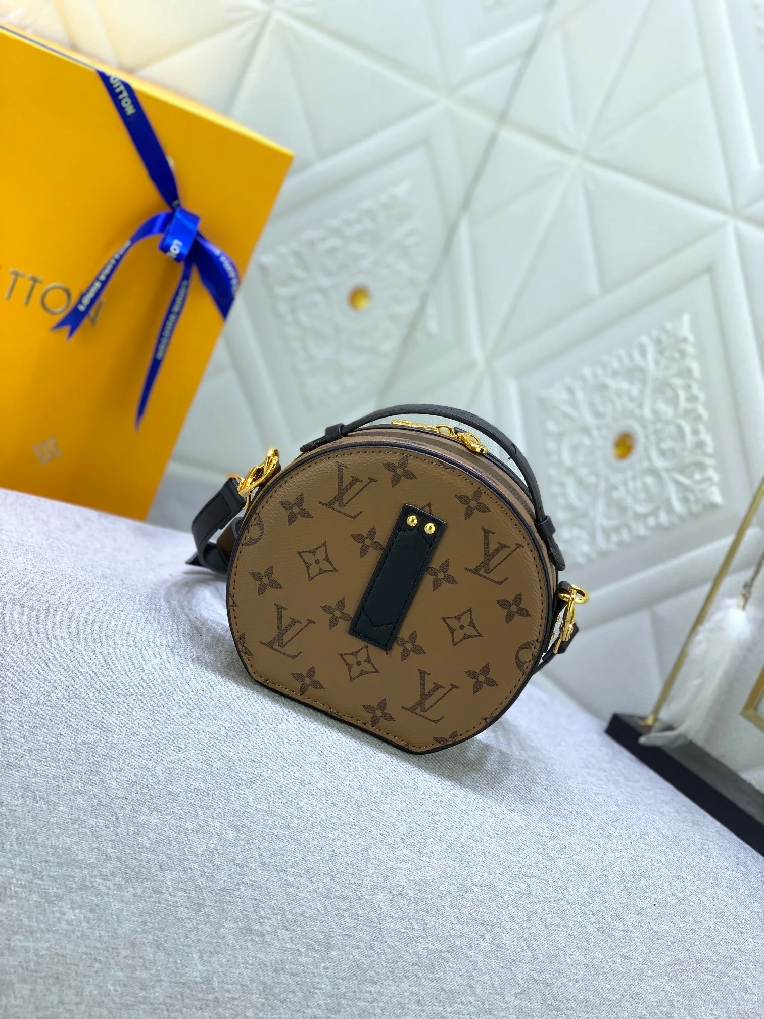 All Categories Official Website "Brand Women's Bags" Women's Bags 💙 LV upgraded original large size [Mini Boite Chapeaux Handbag] Round cake bag, a perfect replacement for hard round cakes, and more delicate than soft round cakes. This new round cake is particularly beautiful, and can also be used as a waist bag. It is super beautiful. Size: 17×15×7.5