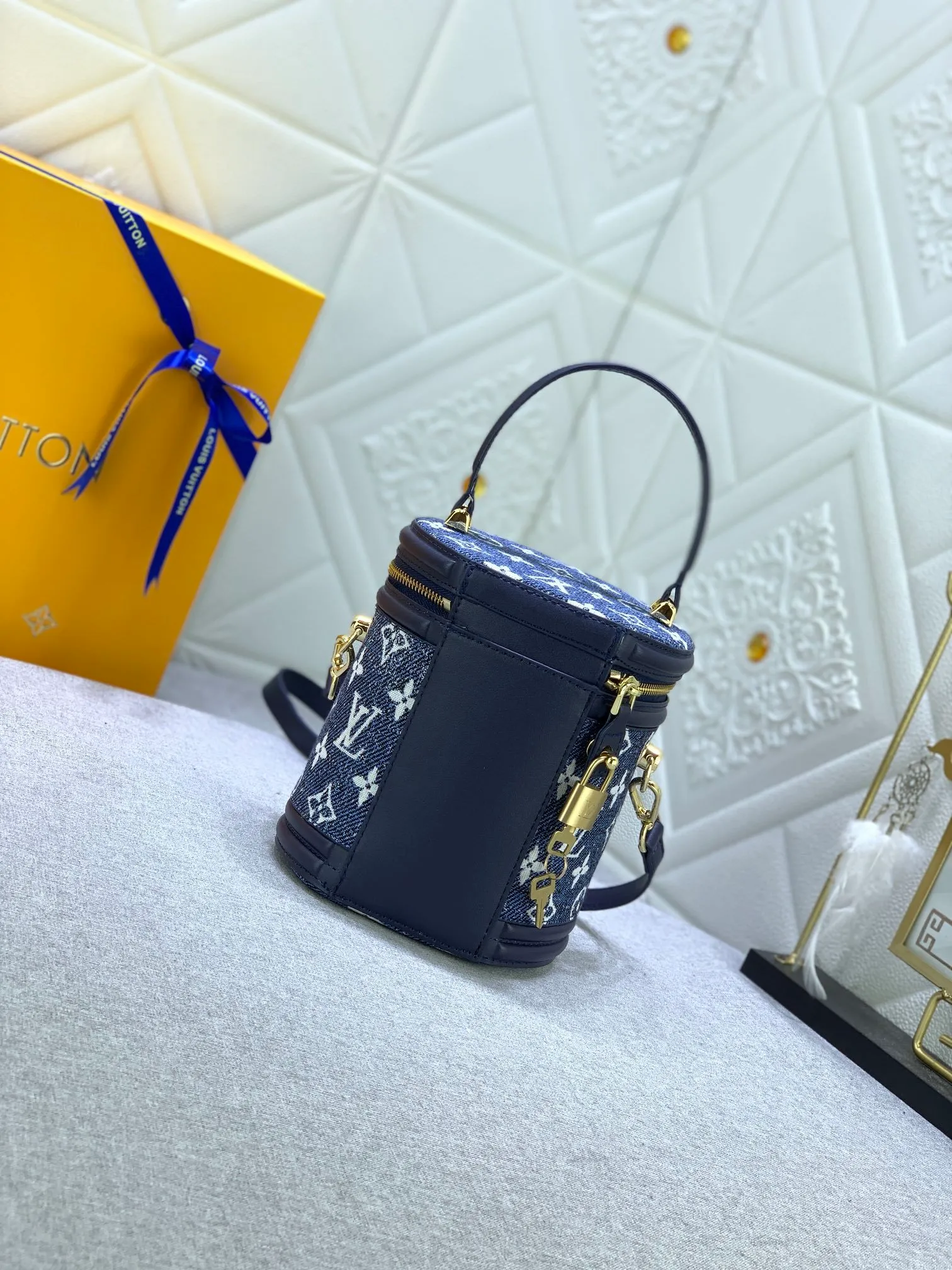 All Categories Official Website "Brand Women's Bags" Women's Bags 💙 LV upgraded original gradient denim blue cannes fortune bag. Drawing on the shape of a long-standing makeup box, women's art director Nicolas Ghesquière recreates the classic charm of the past with this semi-rigid handbag. Monogram and Monogram Reverse