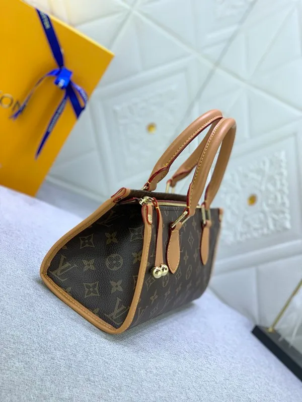 All Categories Official Website "Brand Women's Bags" Women's Bags 💙 LV upgraded original version 💕 Medieval series gold ball triangle bag 💕 Wang Ou's same gold ball triangle bag, Popincourt Haut small gold ball, this bag is full of design, the side is triangular, and the zipper is equipped with two small gold balls, commonly known as the small gold ball bag, the portable style is very grand and reveals an elegant atmosphere, there are also