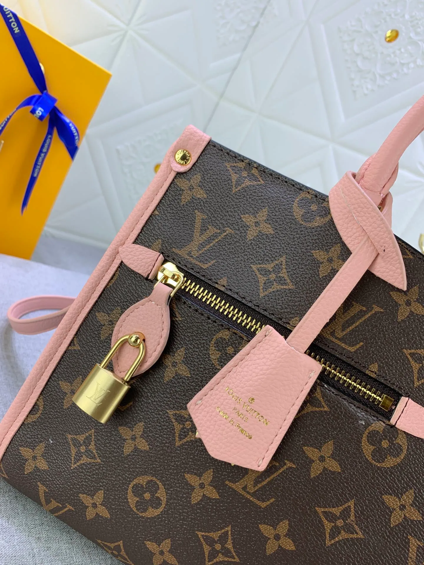 All categories Official website "Brand Women's Bags" Women's Bags 💙 LV upgrades the original Popincourt handbag with a fashionable new attitude. This contemporary tote in single-frame canvas and natural leather trim offers effortless style and impeccable functionality. Size: 32-21-13cm