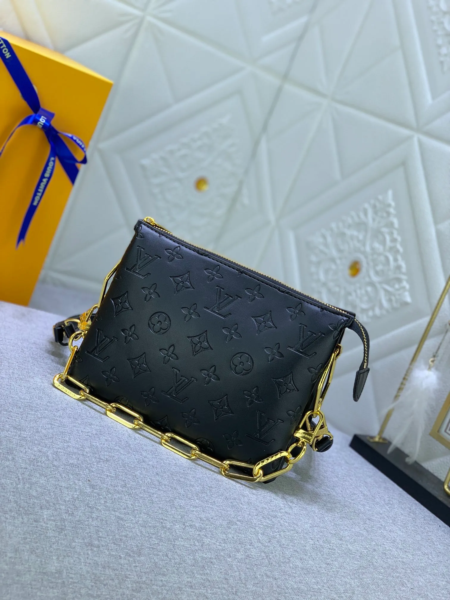 All categories Official website "Brand Women's Bags" Women's Bags 💙 LV Coussin BB handbags made a splash at the 2021 spring and summer fashion show. Monogram embossed puffy sheepskin creates a pillow-shaped structure that brings an edgy edge to a simple design. It can be worn cross-body using the shoulder strap or transformed into a chain baguette bag, or can be carried under the arm. Detailed features 20 x 16