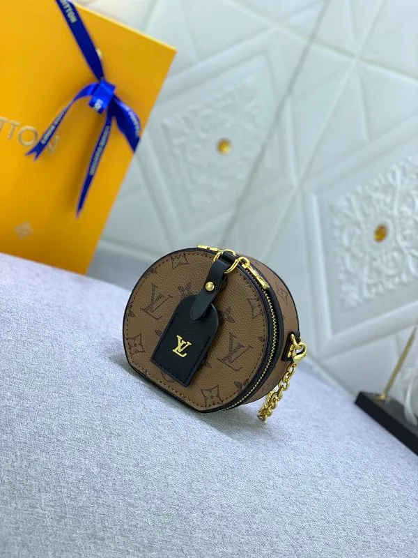 All Categories Official Website "Brand Women's Bags" Women's Bags 💙 LV MMmini Boite Chapeau handbag is made of Monogram coated canvas and decorated with Malletage quilted lining, paying tribute to the brand's traditional details. The zip opens to reveal a sophisticated interior with a large accordion compartment. Detachable shoulder strap allows for a shoulder-wearing experience. size