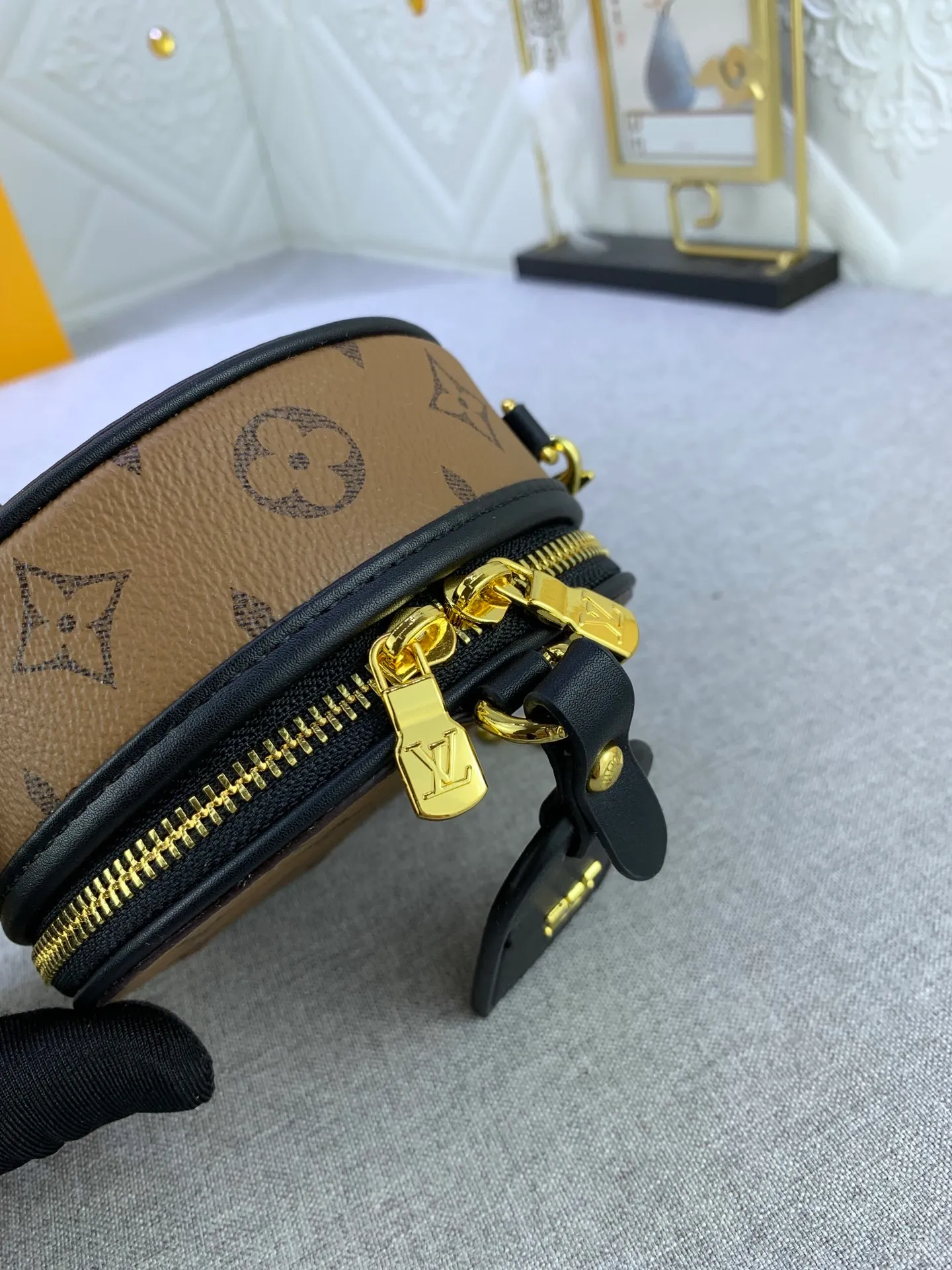 All Categories Official Website "Brand Women's Bags" Women's Bags 💙 LV MMmini Boite Chapeau handbag is made of Monogram coated canvas and decorated with Malletage quilted lining, paying tribute to the brand's traditional details. The zip opens to reveal a sophisticated interior with a large accordion compartment. Detachable shoulder strap allows for a shoulder-wearing experience. size