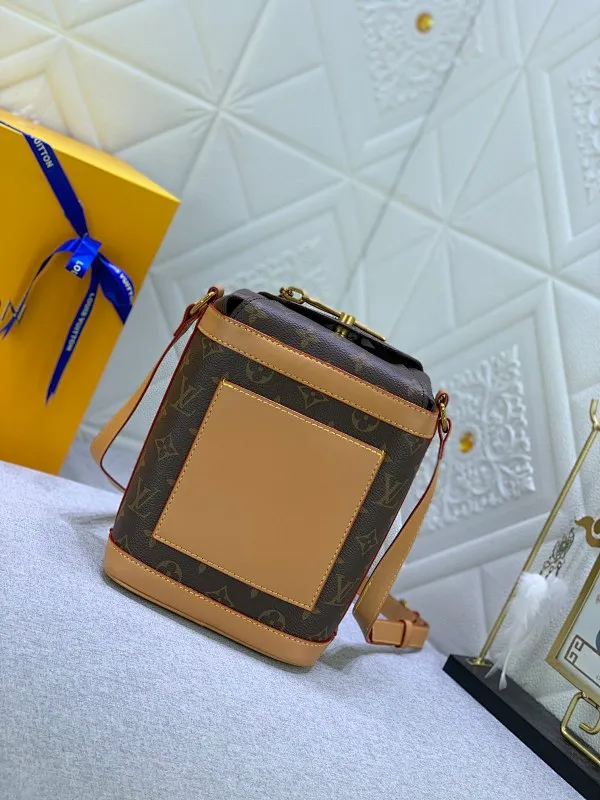 All Categories Official Website "Brand Women's Bags" Women's Bags 💙 LV Upgraded Original M44877 Cowhide Bottom with Presbyopia CHALK Shoulder Bag Chalk shoulder bag draws inspiration from magnesium powder bags used in rock climbing sports, focusing on functional design: drawstring closure for easy access to items, external pockets for storage of travel needs, wide shoulder straps for comfortable carrying, full width Monogr