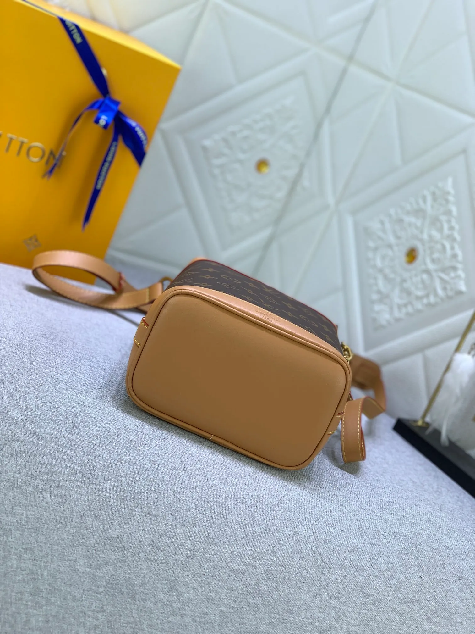 All Categories Official Website "Brand Women's Bags" Women's Bags 💙 LV Upgraded Original M44877 Cowhide Bottom with Presbyopia CHALK Shoulder Bag Chalk shoulder bag draws inspiration from magnesium powder bags used in rock climbing sports, focusing on functional design: drawstring closure for easy access to items, external pockets for storage of travel needs, wide shoulder straps for comfortable carrying, full width Monogr