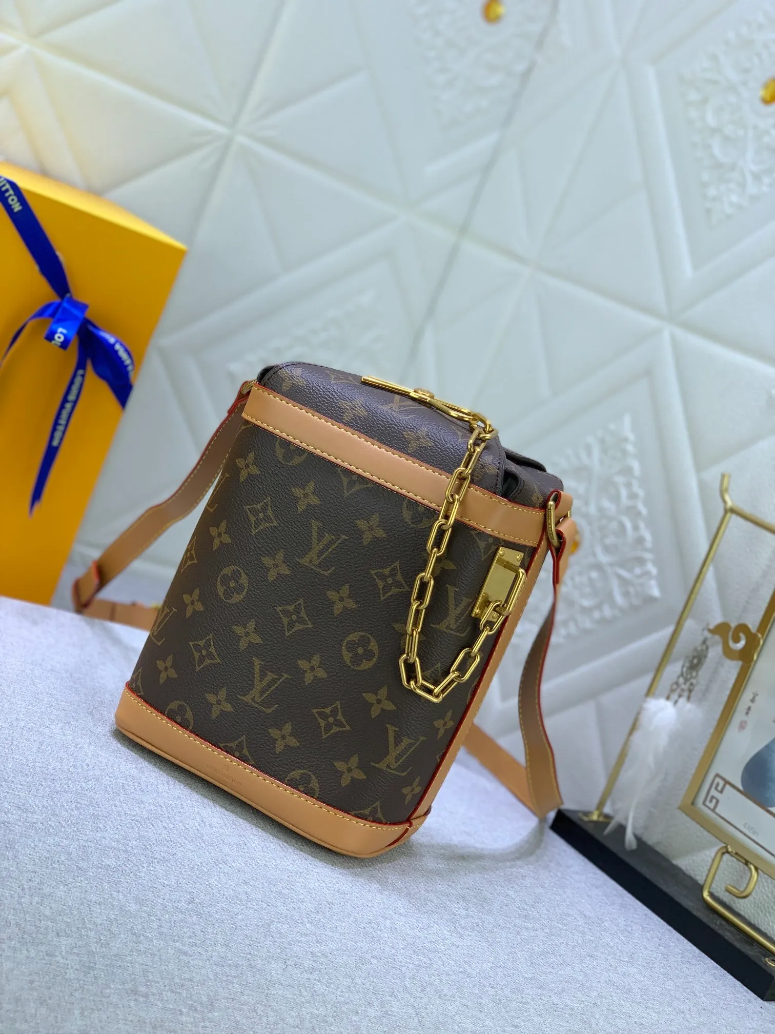All Categories Official Website "Brand Women's Bags" Women's Bags 💙 LV Upgraded Original M44877 Cowhide Bottom with Presbyopia CHALK Shoulder Bag Chalk shoulder bag draws inspiration from magnesium powder bags used in rock climbing sports, focusing on functional design: drawstring closure for easy access to items, external pockets for storage of travel needs, wide shoulder straps for comfortable carrying, full width Monogr
