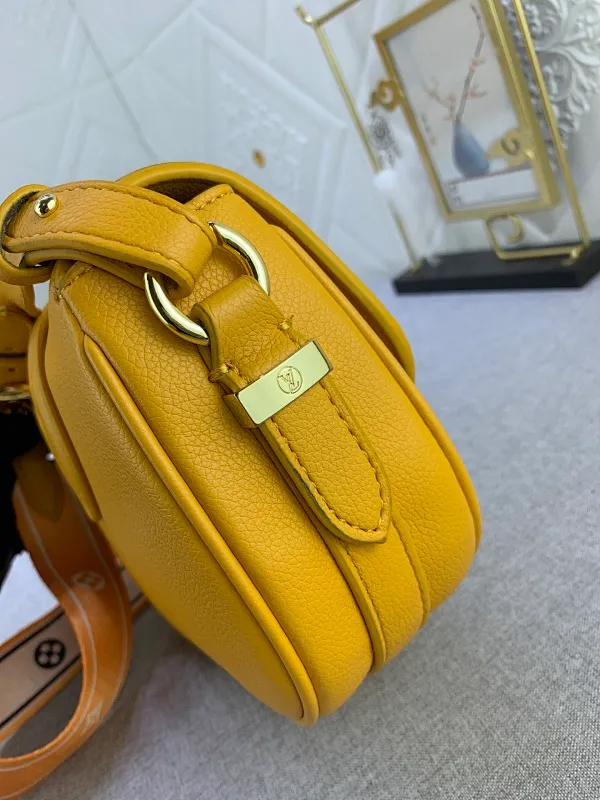 All Categories Official Website "Brand Women's Bags" Women's Bags 💙 LV Pont9 pebbled messenger bag. Handbags LV Pont 9 Soft handbag is made of grained calfskin and injects an elegant atmosphere with the LV Circle logo derived from the brand archives. Monogram flower cluster hidden under the flap, Monogram flower on the shoulder