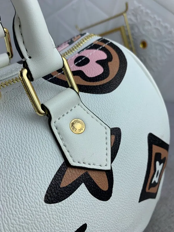 All Categories Official Website "Brand Women's Bags" Women's Bags 💙 LV White (leopard print) This Speedy Bandoulière 25 handbag is from the 2021 Autumn Wild at Heart capsule series. It uses a classic configuration to highlight the hand-painted style Monogram pattern. It is eye-catching and new. It was born in 1924.