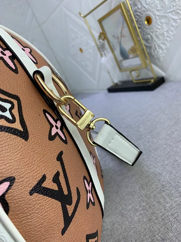 All Categories Official Website "Brand Women's Bags" Women's Bags 💙 LV White (leopard print) This Speedy Bandoulière 25 handbag is from the 2021 Autumn Wild at Heart capsule series. It uses a classic configuration to highlight the hand-painted style Monogram pattern. It is eye-catching and new. It was born in 1924.