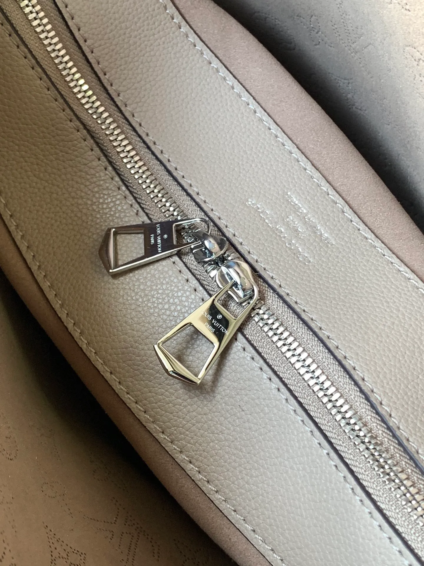 All categories Official website "Brand Women's Bags" Women's Bags 💙 LV 2026 new LV hand-held crossbody bag