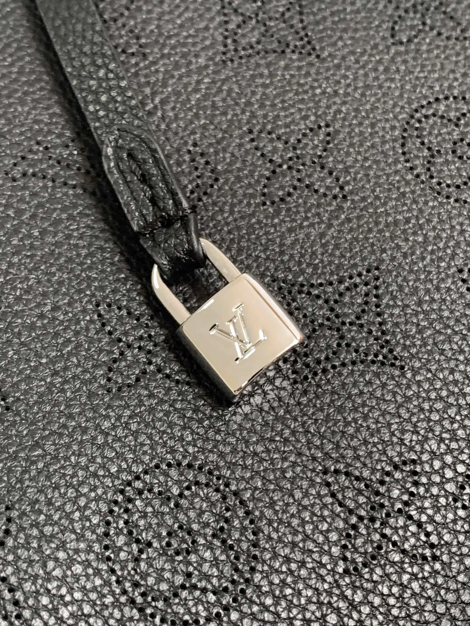 All categories Official website "Brand Women's Bags" Women's Bags 💙 LV 2026 new LV hand-held crossbody bag