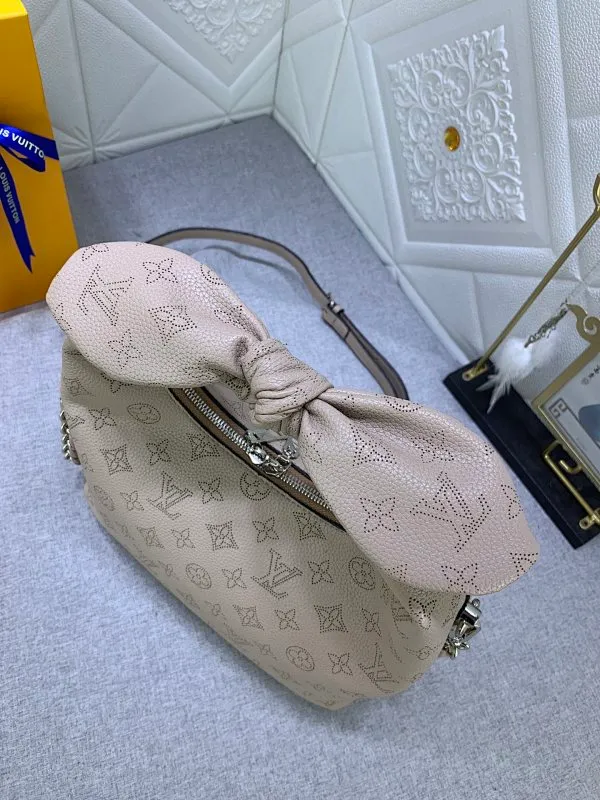 All categories Official website "Brand Women's Bags" Women's Bags 💙 LV Why Knot small handbag is made of Louis Vuitton's iconic Monogram engraved and perforated cow leather, combined with a knot-shaped handle, exuding a gentle style and modern atmosphere. Functional design holds everyday essentials such as a cell phone, wallet, keys, and sunglasses, and the removable woven leather chain allows for easy shoulder wear.