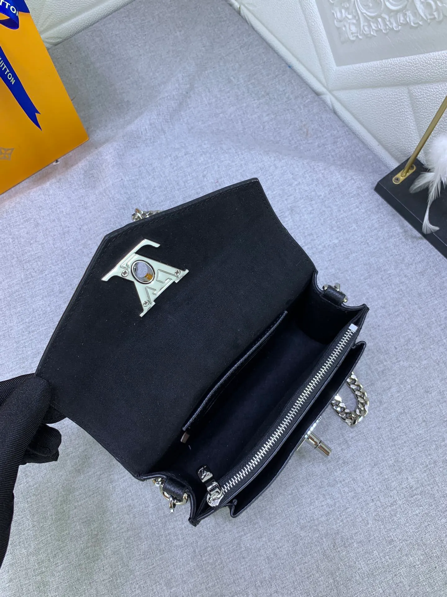 All Categories Official Website "Brand Women's Bags" Women's Bags 💙 LV This Mylockme Pochette chain bag is made of soft cow leather and continues the core elements of the Lockme series with an envelope-style flap, front pocket and LV letter hook. The trendy construction is suitable for storing mobile phones and other essentials, and the long chain allows for shoulder or cross-body wear.